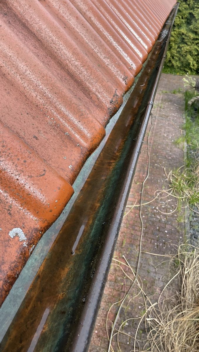 Dachrinnenreinigung im Emsland – freie, saubere Dachrinne nach der Reinigung
