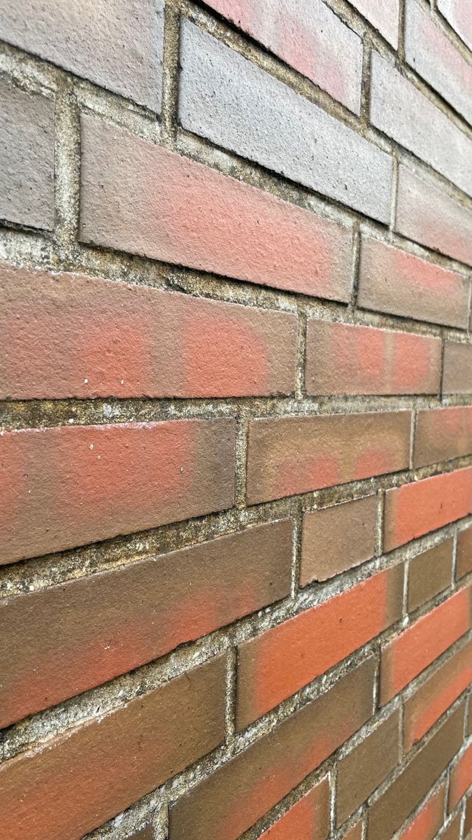 Fassadenreinigung im Emsland – verschmutzte Klinkerfassade vor der Reinigung