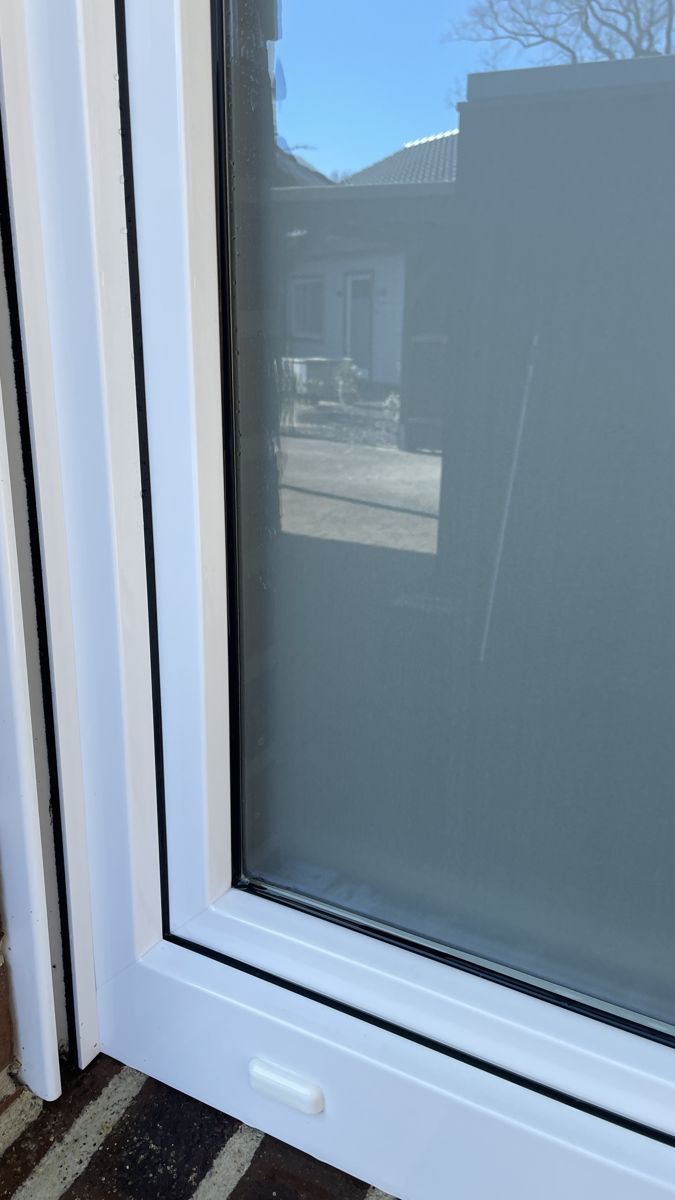 Fensterrahmenreinigung in Dörpen – sauberer weißer Rahmen nach der Reinigung
