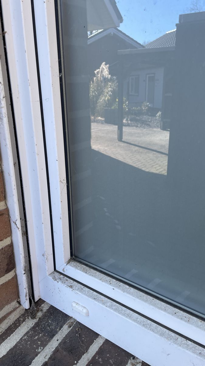 Fensterrahmenreinigung in Dörpen – verschmutzter Rahmen und Falz vor der Reinigung