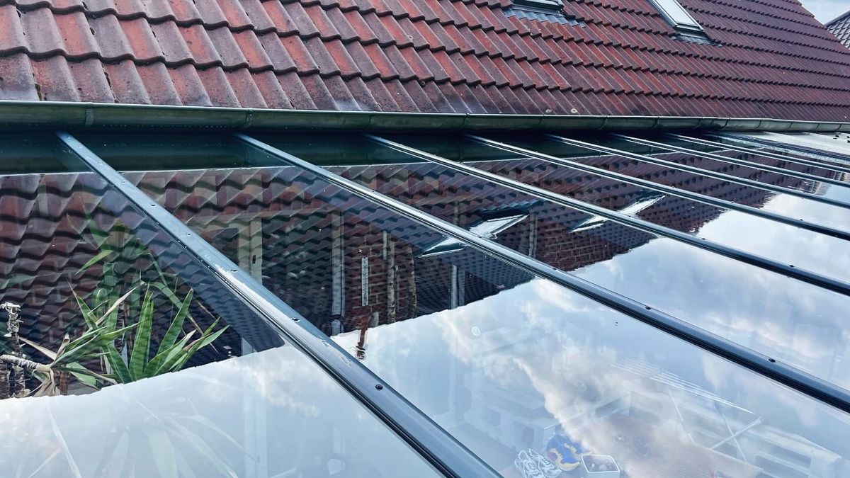 Glasdachreinigung im Emsland – saubere Glasflächen eines Terrassendachs nach der Reinigung