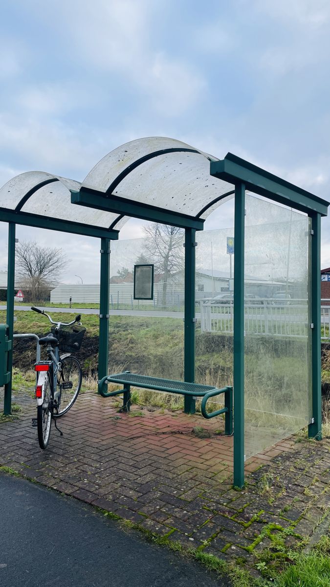 Glasreinigung für Gewerbe in Meppen – Vorher-Nachher-Vergleich einer gereinigten Glasfläche – vor der Reinigung