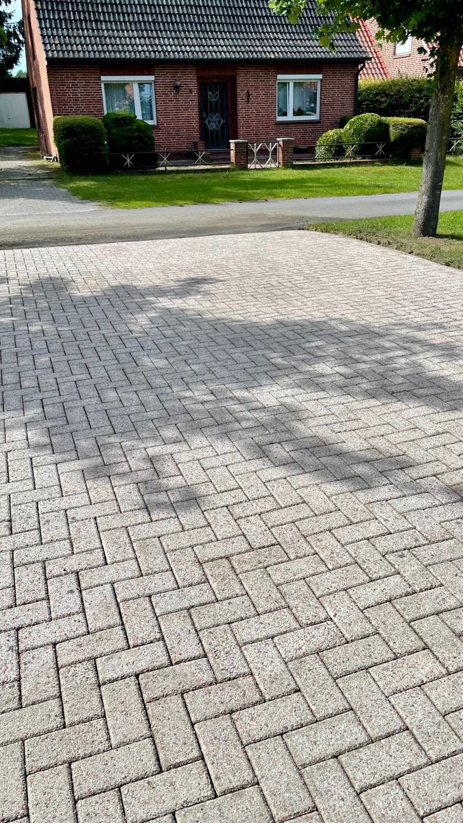 Pflasterreinigung in Dörpen – saubere, helle Pflastersteine nach der Reinigung