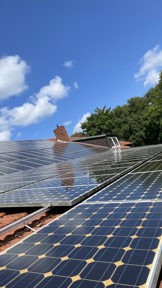 Photovoltaik-Reinigung in Lingen – Solarmodule vor und nach der professionellen Reinigung – nach der Reinigung