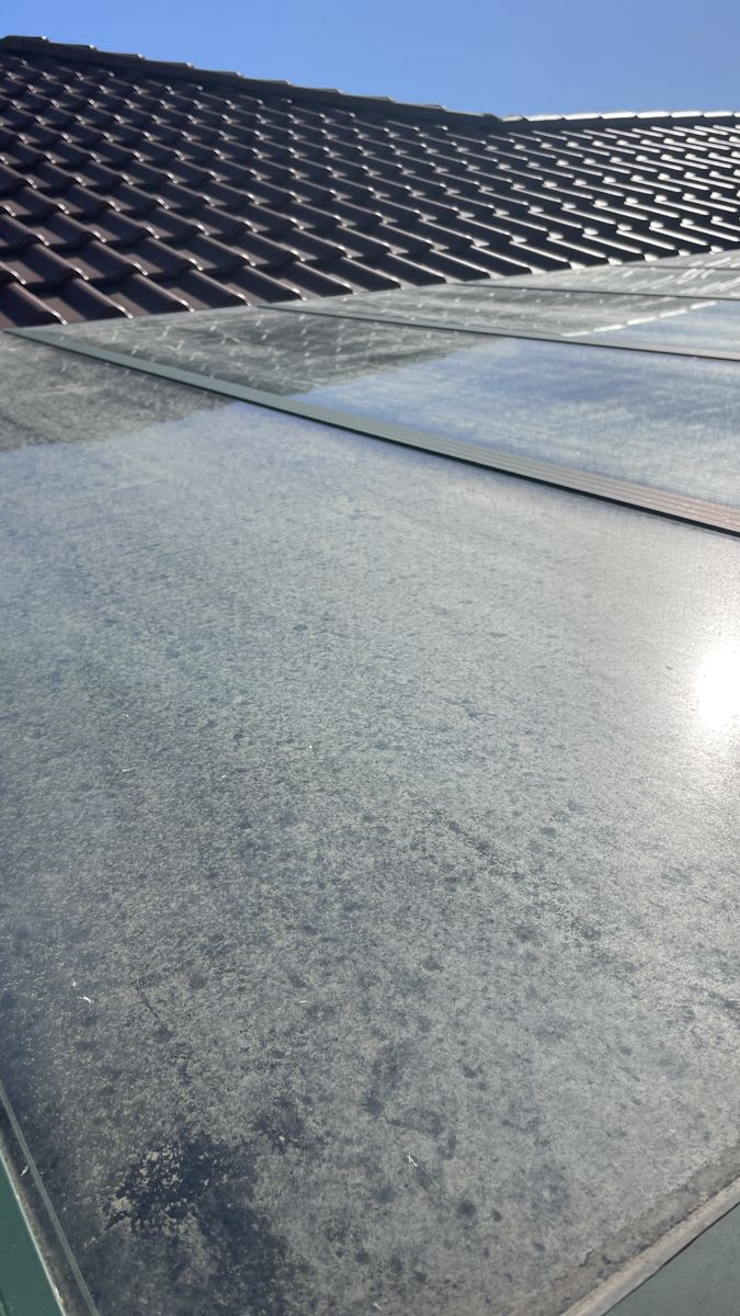 Terrassendachreinigung im Emsland – Glasdach mit Schmutz und Belag vor der Reinigung